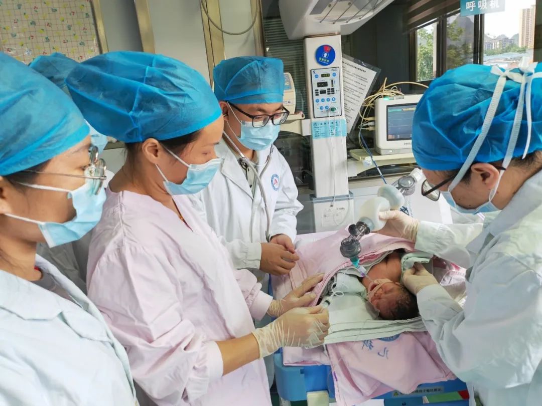 华人策略社区hrcelue院新生儿科顺利完成县域内首例肺表面活性物质代替治疗，为危重新生儿救治再添“利器”