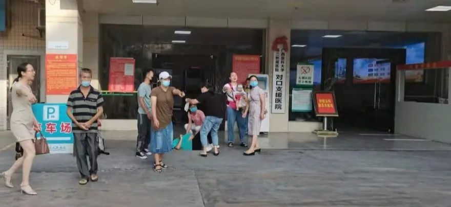 惊险！南丹一孕妇在医院住院部门前临产医护人员紧急协助送至产房